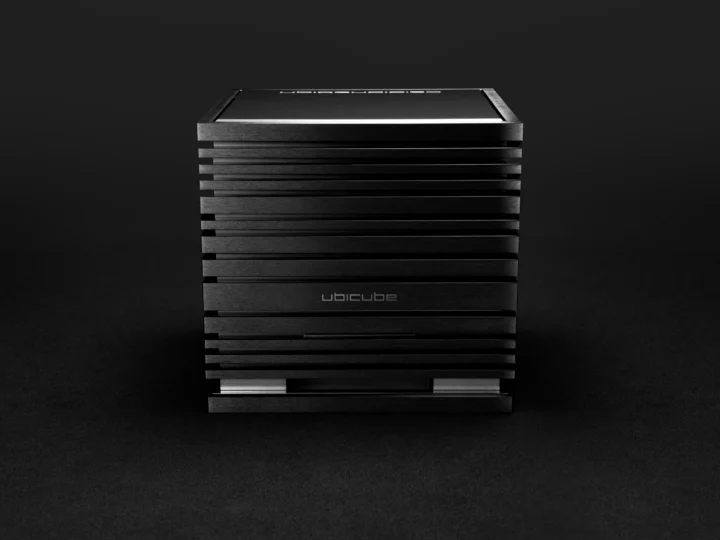 Ubiqaudiolab, braço hi-fi da Akrapovič, lança monoblocos Ubicube de até 700 W e pré com válvula 300B