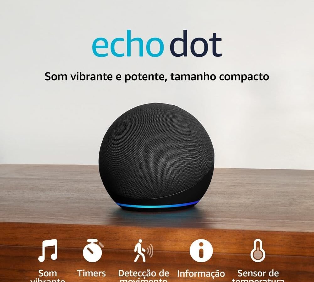 Smart speaker Amazon Echo Dot de 5ª geração preto sobre uma mesa de madeira, um dos presentes de áudio com entrega rápida para o Dia das Crianças