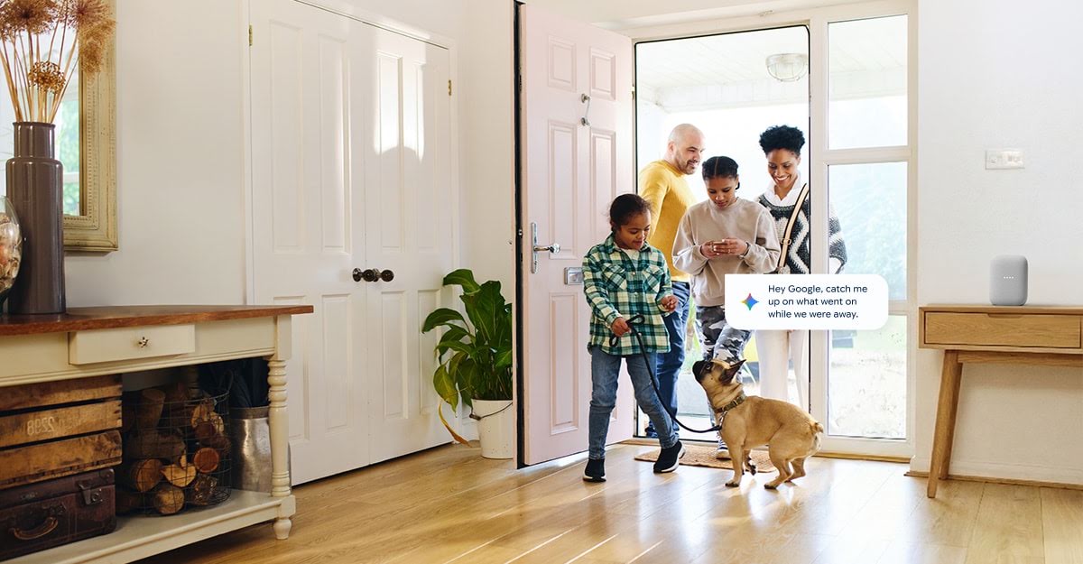 Família chegando em casa com o cachorro enquanto uma caixa Google Nest no aparador responde a um comando do Google Home