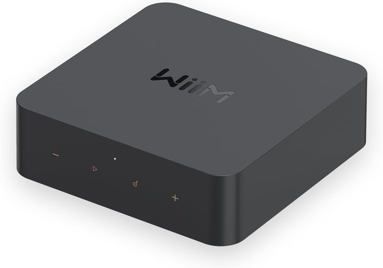 Streamer de áudio WiiM Pro, caixa quadrada preta com logotipo WiiM no topo e botões de toque na frente