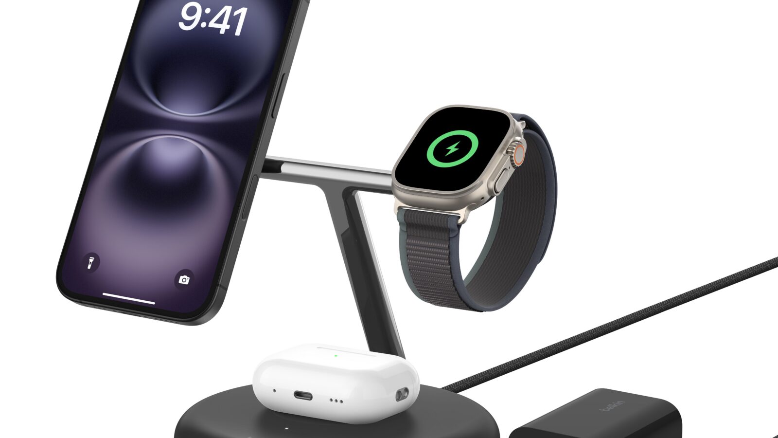 "Carregador 3 em 1 Belkin BoostCharge Pro com Qi2 carregando iPhone, Apple Watch e AirPods ao mesmo tempo, com fonte ao lado"