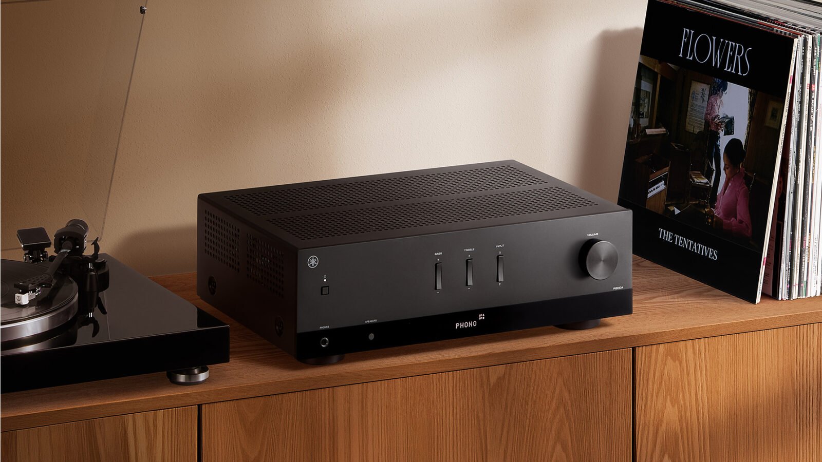 Receiver estéreo Yamaha R200A preto em ambiente de sala de estar