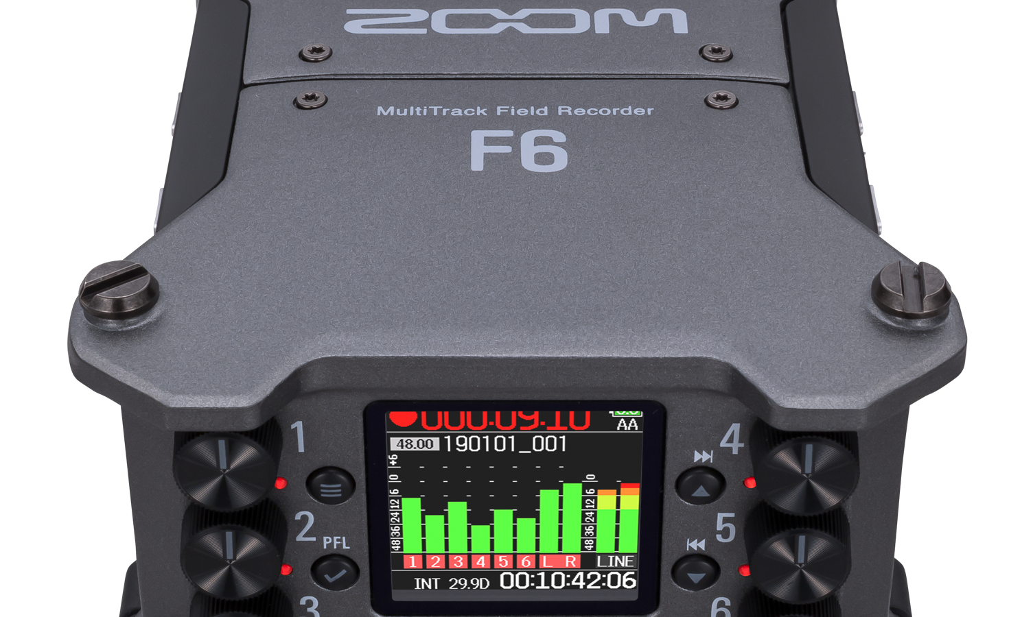 Gravador de campo multipista Zoom F6, de 2019, visto de frente com seis botões de ganho e tela colorida