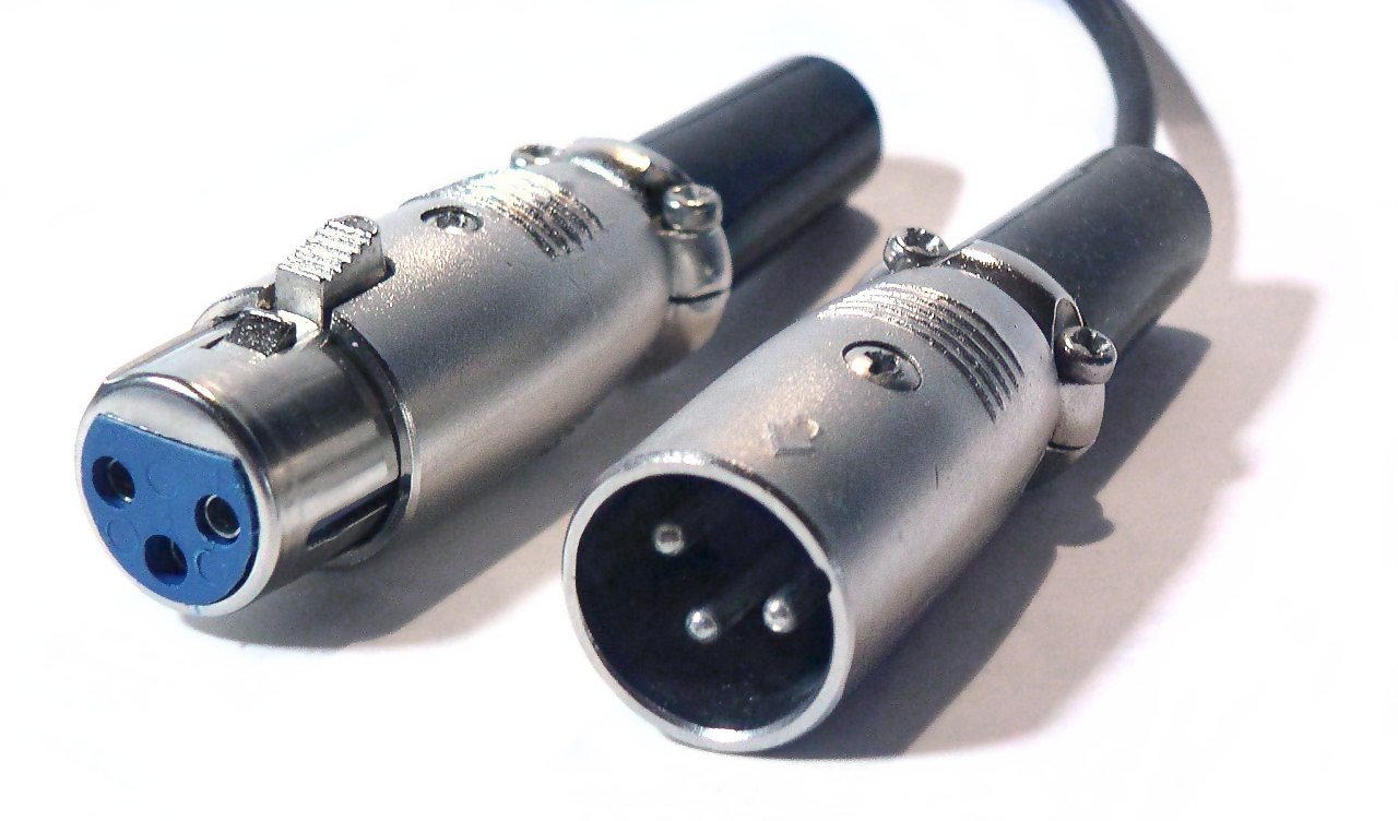 Conectores XLR macho e fêmea, usados em conexões balanceadas que ajudam a evitar zumbido de loop de terra